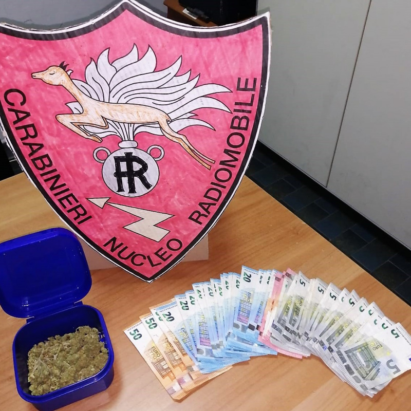 Il denaro e la marijuana trovati in casa del giovane arrestato