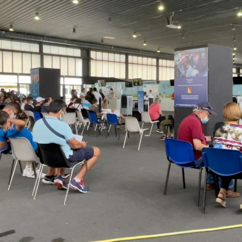 Il pubblico in attesa del vaccino alla Fiera del Mediterraneo di Palermo nei mesi caldi della pandemia