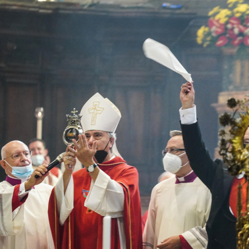 Larcivescovo di Napoli Domenico Battaglia durante la cerimonia del miracolo di San Gennaro