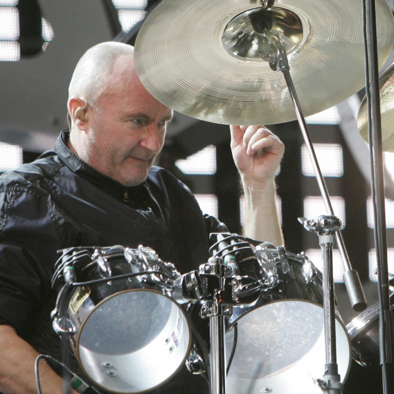 Phil Collins seduto alla batteria durante il concerto dei Genesis al Circo Massimo - anno 2007
