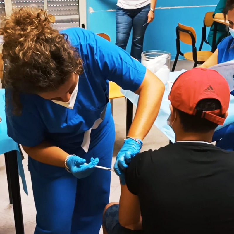 Le vaccinazioni a scuola a Lampedusa