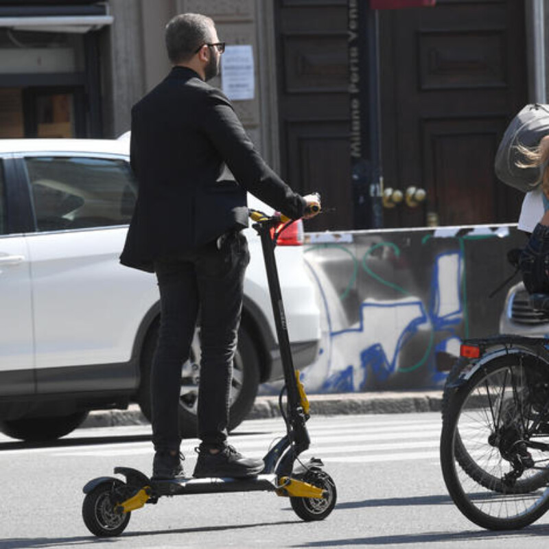 Una persona su un monopattino elettrico in una via del centro di Milano