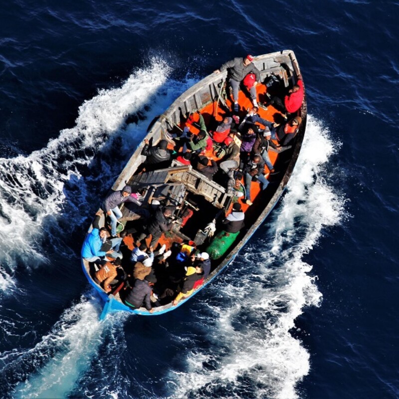 Un barcone con migranti fotografato da un elicottero della Guardia di Finanza a circa 7 miglia da Lampedusa il 19 febbraio 2021.ANSA/CARMELO SUCAMELI