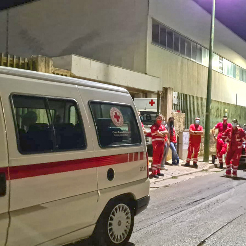 Volontari del comitato di Castelvetrano della Croce Rossa davanti al Pala Puglisi