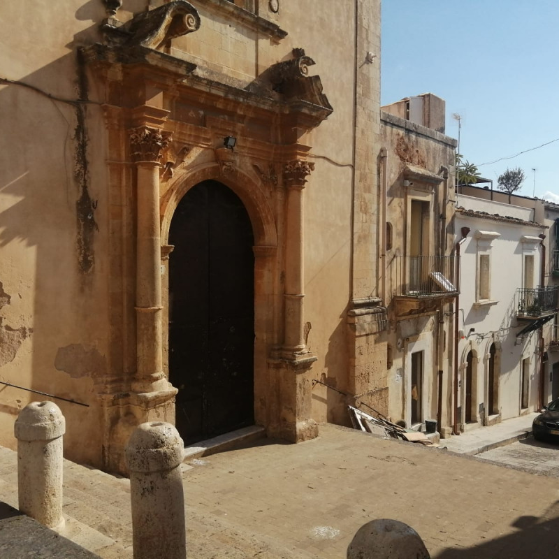 La chiesa di Sant'Antonio Abate, a Noto: accanto ci sono i locali occupati (foto Rosana)