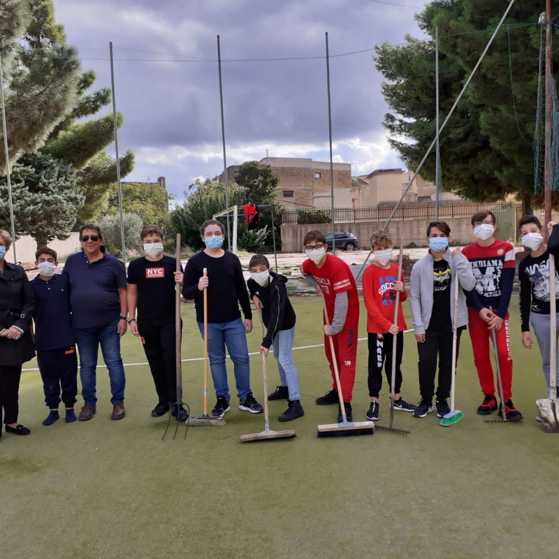Gli alunni della media Pappalardo di Castelvetrano hanno ripulito il campo di calcetto (foto Indelicato)