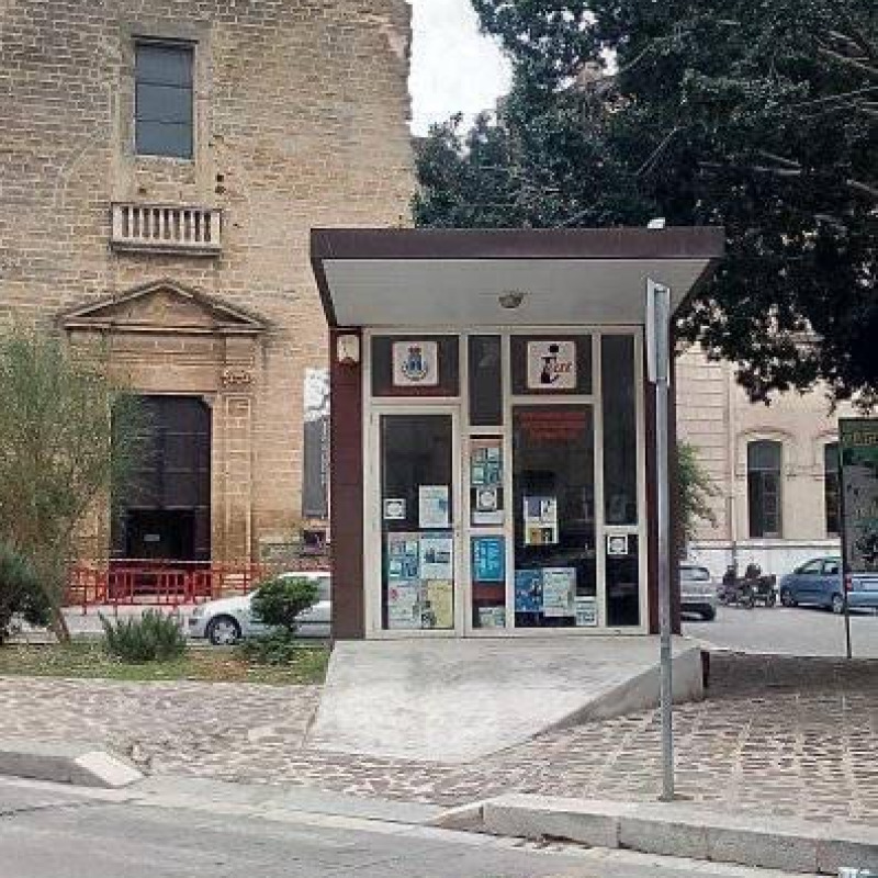 Il gabbiotto davanti alla chiesa di San Domenico, a Castelvetrano