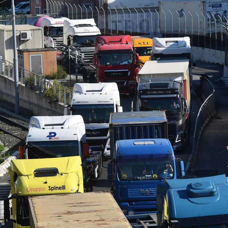 Il trasporto dei container al porto di Genova. Alcuni terminalisti del porto di Genova pagheranno i tamponi ai dipendenti che non hanno il green pass