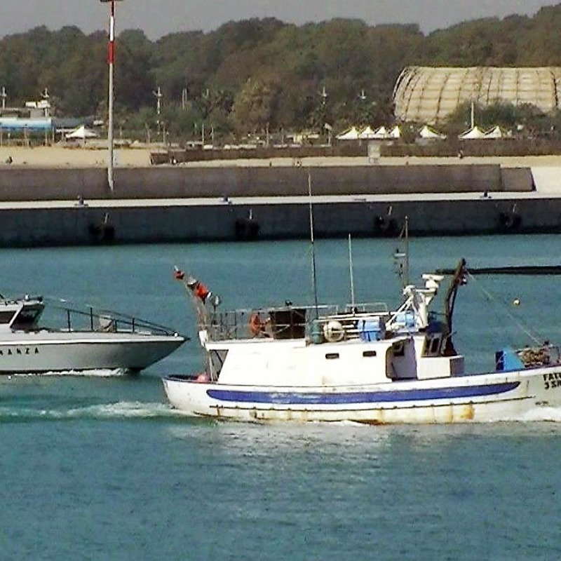 Il peschereccio Fatima II scortato da una motovedetta della guardia di finanza
