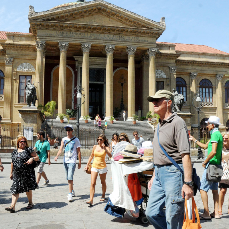 Turisti a Palermo: il nuovo decreto prevede interventi a favore del settore turistico (foto Fucarini)