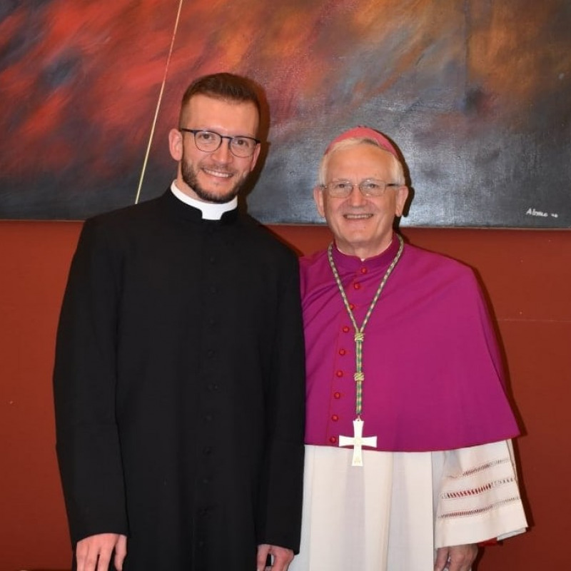Matteo Peralta assieme al vescovo Pietro Maria Fragnelli