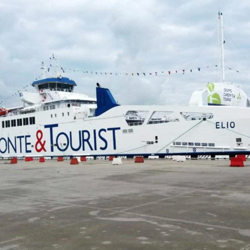 Un traghetto Caronte & Tourist al porto di Messina