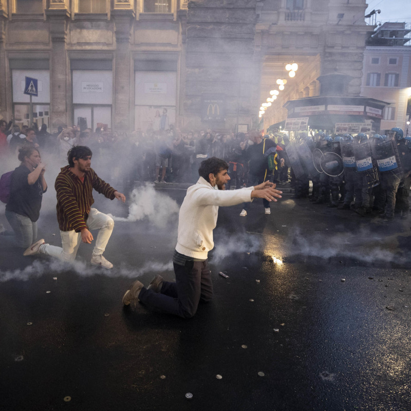 Manifestanti No green pass fronteggiano la polizia a Roma