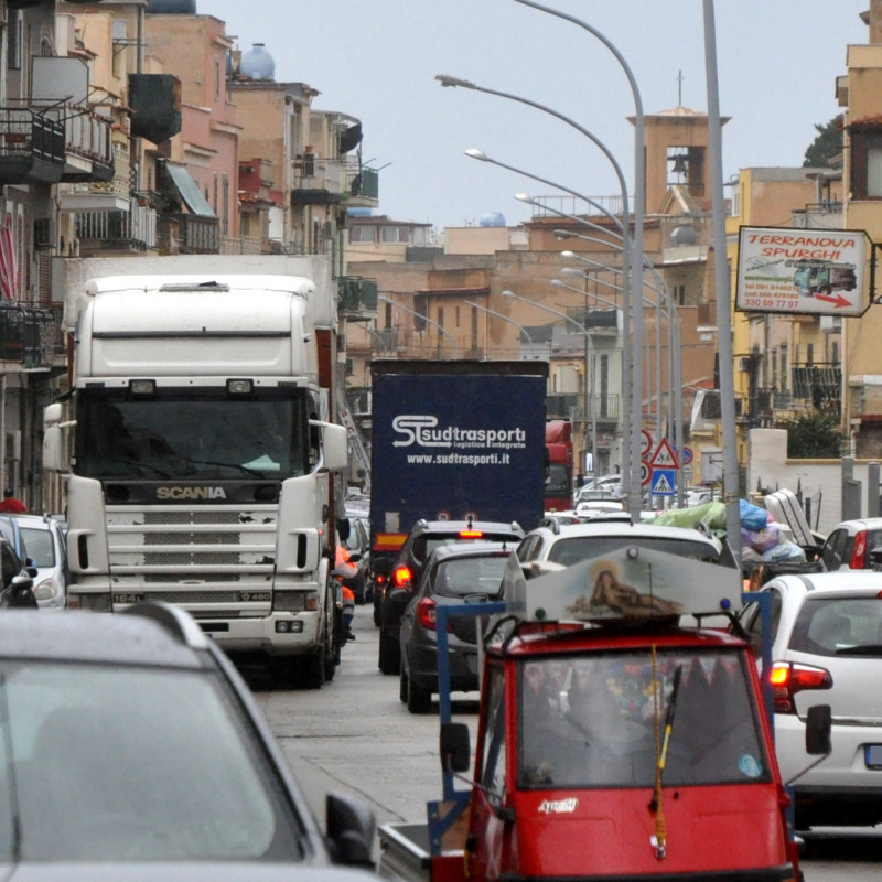 Tir e camion in via Galletti (foto di Alessandro Fucarini)