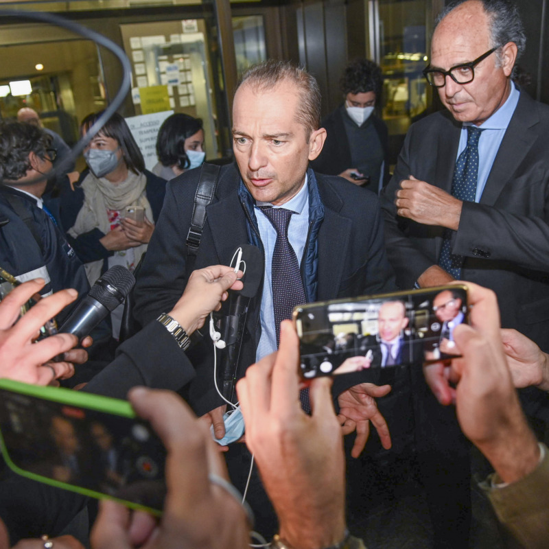 I legali di Silvio Berlusconi all'uscita dal tribunale di Siena: l'avvocato Enrico De Martino (a destra) e l'avvocato Federico Cecconi (al centro)