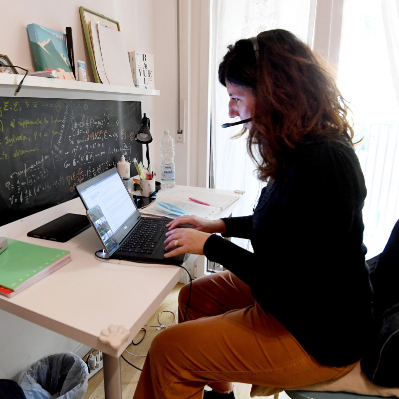 Elisabetta, dipendente pubblico, al lavoro in smart working nella stanza della figlia: Milano, 29 ottobre 2020