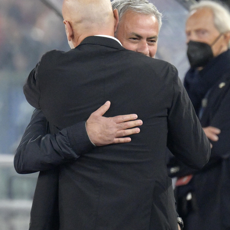 L'abbraccio fra Josè Mourinho e Stefano Pioli