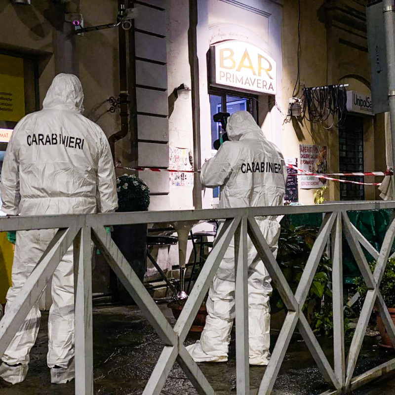 I carabinieri al lavoro per i rilievi nel bar in cui è avvenuto il delitto