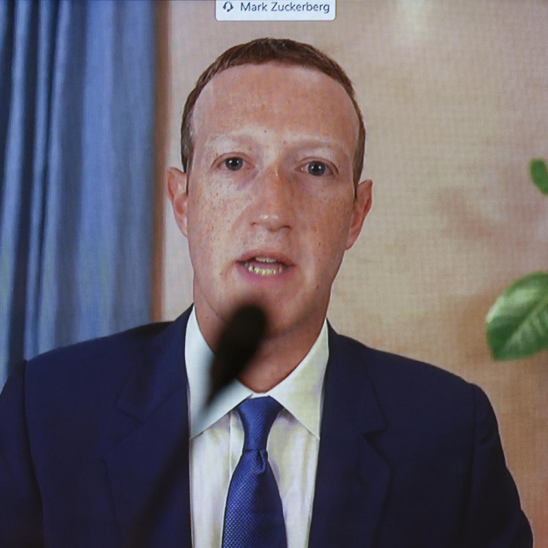 Mark Zuckerberg si scusa per il blocco di Facebook,