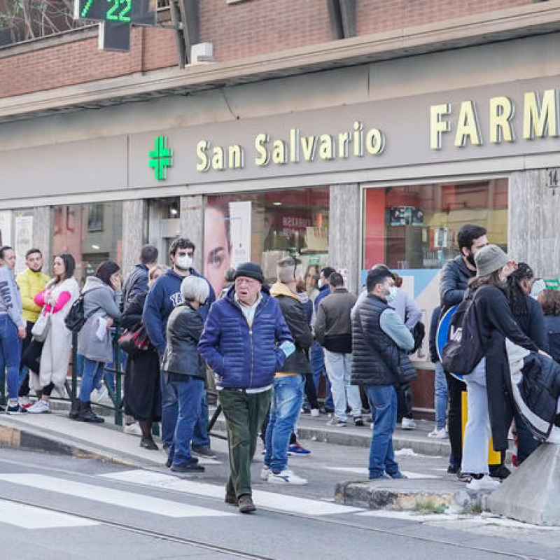 Code davanti alle farmacie domenica pomeriggio, 17 ottobre 2021, in via Madama Cristina, a Torino, dove è stato necessario l'intervento della Polizia per gestire gli assembramenti