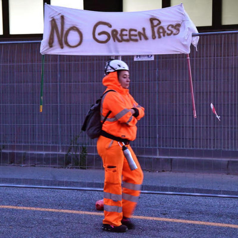 Un momento della presidio di protesta dei lavoratori portuali davanti alle entrate del personale al terminal PSA di Genova Pra', contro il green pass
