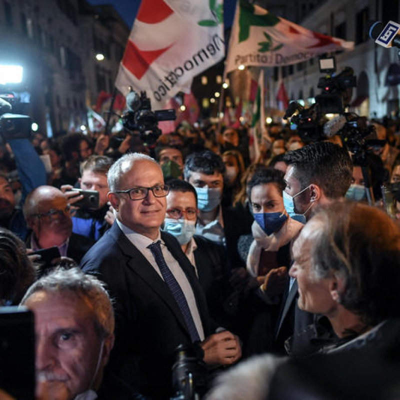 Il candidato del Pd a sindaco di Roma Roberto Gualtieri, in piazza Santi Apostoli per festeggiare la vittoria per le comunali di Roma