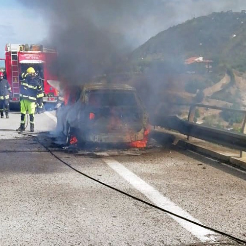Auto in fiamme sulla A20 (foto di Marisa Prestigiacomo)