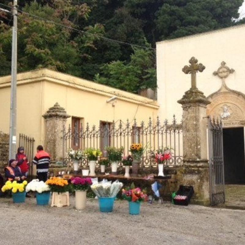 L’ingresso del cimitero comunale di Erice