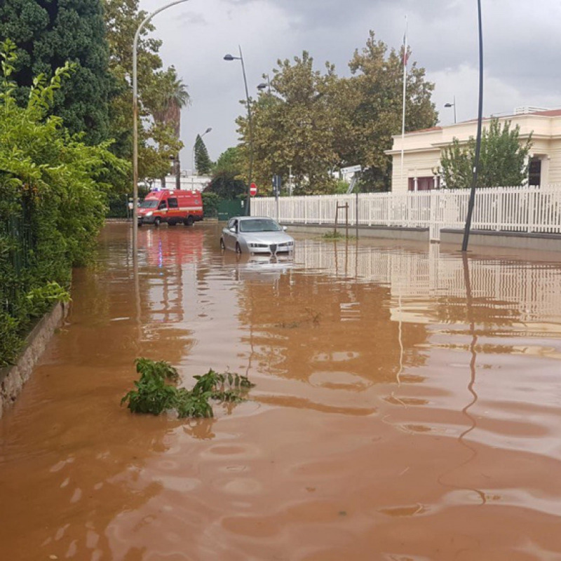 Piogge intense hanno interessato la regione Sicilia e in particolare la provincia di Palermo: otto squadre ancora al lavoro, cinquanta gli interventi svolti dal tardo pomeriggio di ieri dai vigili del fuoco per automobilisti in difficoltà, allagamenti, frane e smottamenti. Maggiori criticità nella zona di Mondello dove le squadre hanno operato per ore per liberare le strade dal fango e portare al sicuro alcune persone rimaste con lauto in panne o bloccate nelle proprie abitazioni. A Casteldaccia le intense piogge della notte hanno provocato il cedimento di una parte del manto stradale nella strada dei Valloni, 14 ottobre 2021. ANSA/US VIGILI DEL FUOCO +++ NO SALES, EDITORIAL USE ONLY +++