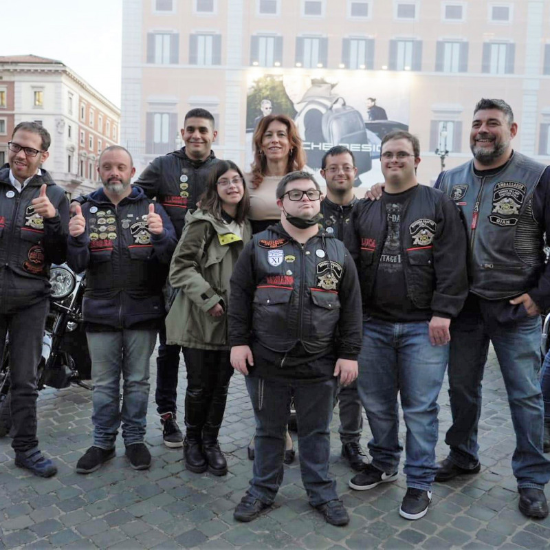 Il ministro Erika Stefani in piazza Colonna, a Roma, con i giovani del progetto Route 21