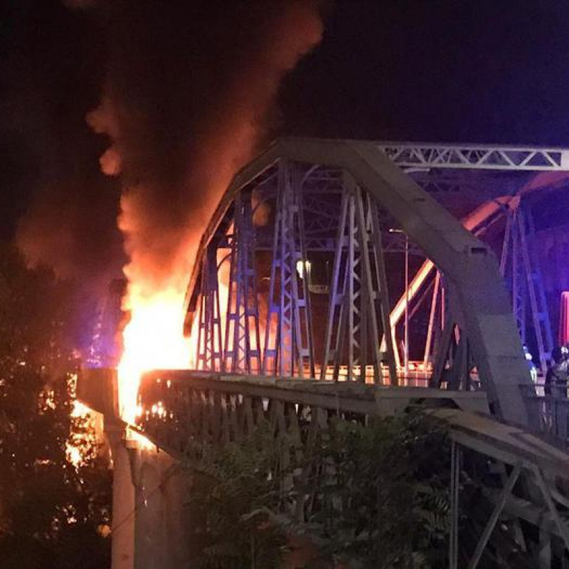 Sono crollate alcune parti esterne del Ponte di ferro, interessato dal vasto incendio che in serata è scoppiato nel quartiere Ostiense a Roma