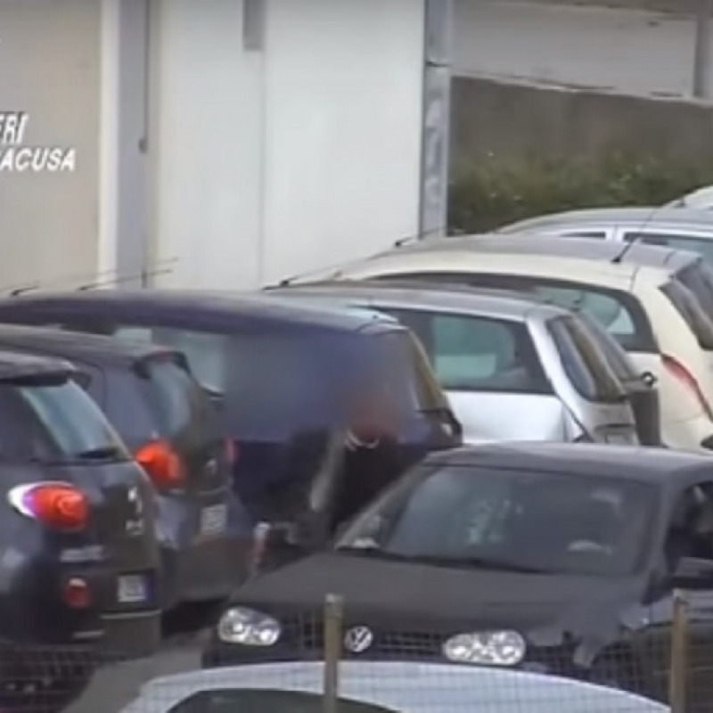 Un’auto filmata dai carabinieri mentre porta la droga nella zona della Tonnara, a Siracusa
