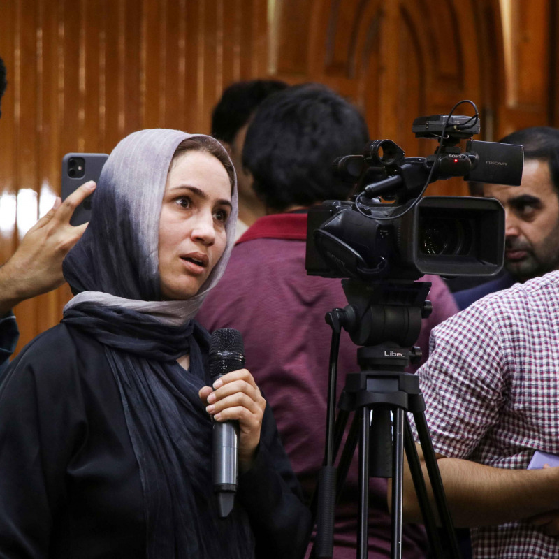 Una giornalista afghana in conferenza stampa