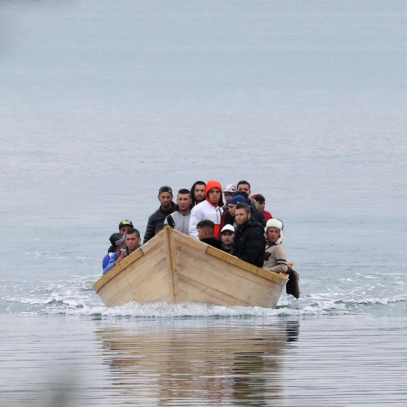 Un gruppo di migranti arrivati su un barchino (foto d'archivio)