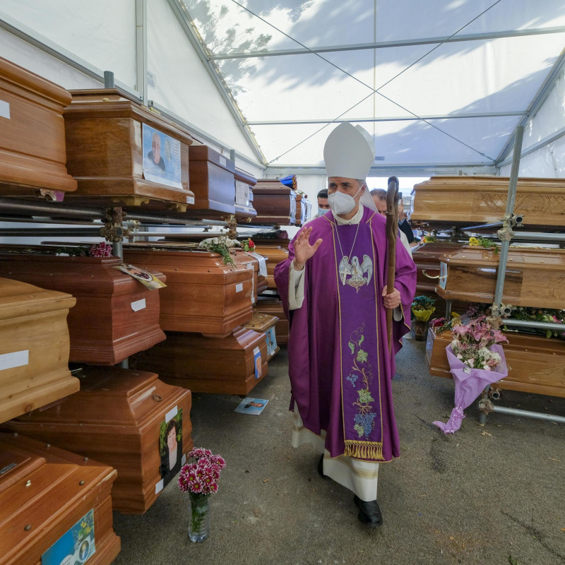 L'arcivescovo di Palermo Corrado Lorefice durante la visita alle salme in attesa di tumulazione al cimitero dei Rotoli