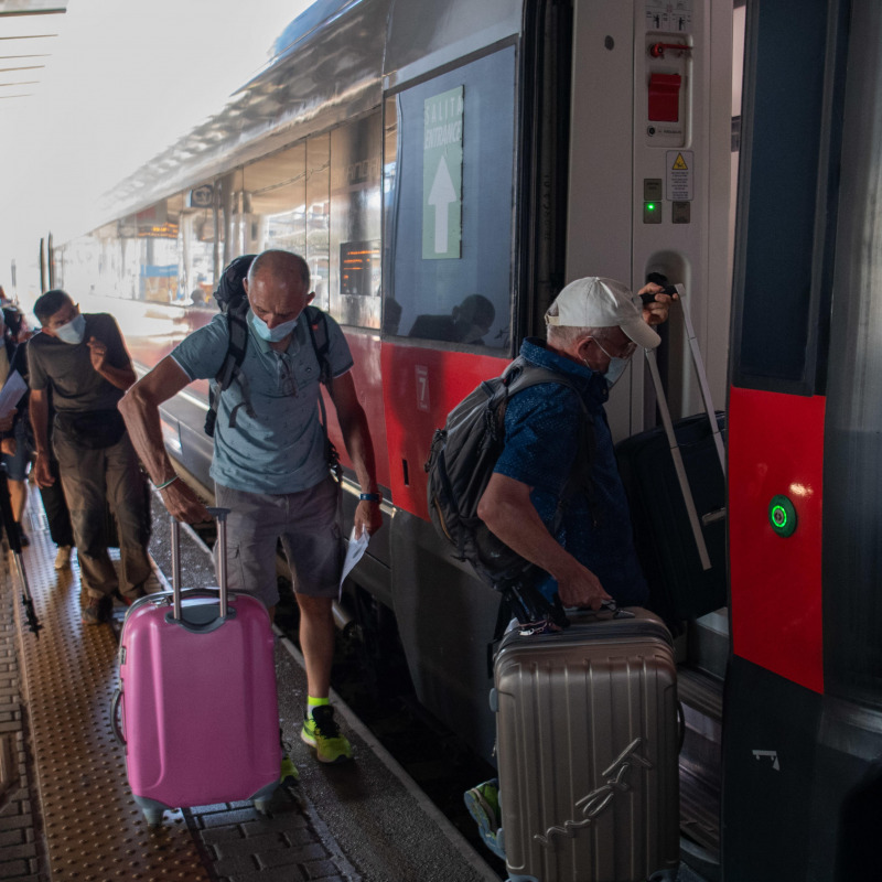 Persone prendono il treno alla Stazione Tiburtina a Roma, 1 settembre 2021. MAURIZIO BRAMBATTI/ANSA