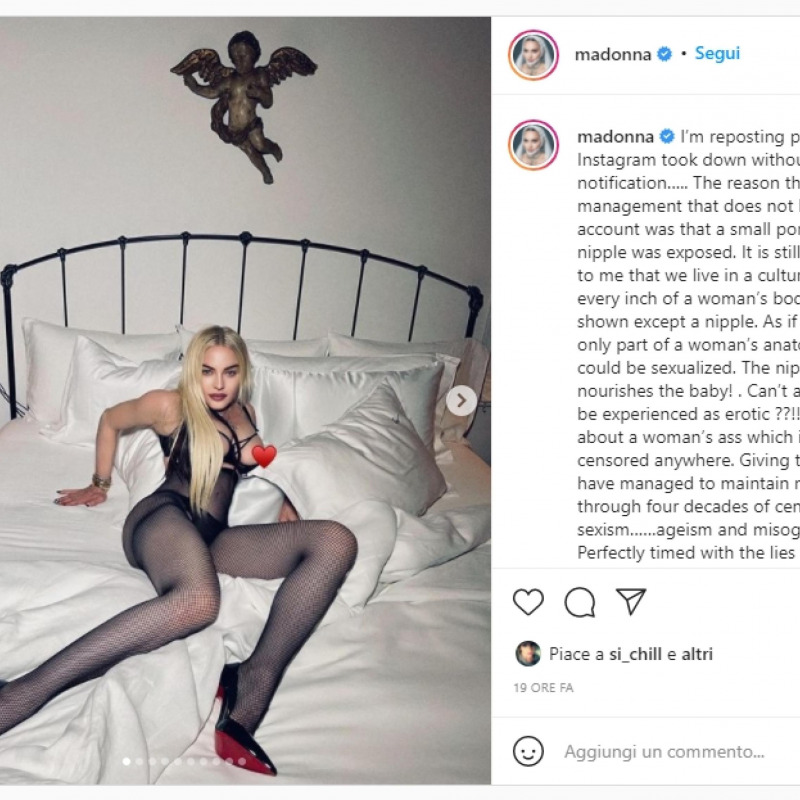 Il nuovo post di Madonna, con il capezzolo coperto da un cuoricino