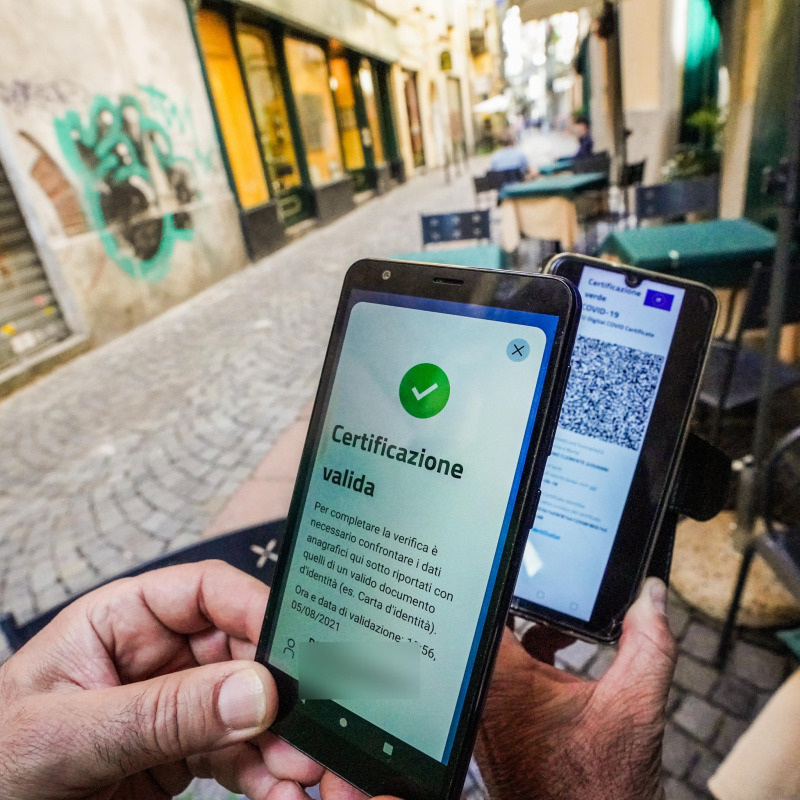 Verifica del codice a barre del Green pass con l'APP ufficiale VerificaC19 da parte di un proprietario di un ristorante. Torino 05 agosto 2021 ANSA/TINO ROMANO