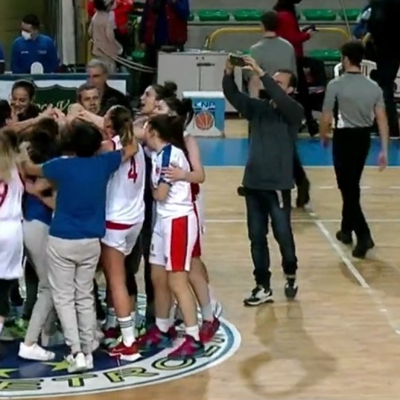 Le giocatrici dell'Alma Basket Patti festeggiano la vittoria con vittoria con Umbertide