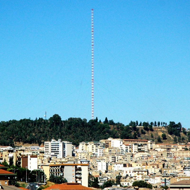 L'imponente antenna Rai che sovrasta Caltanissetta