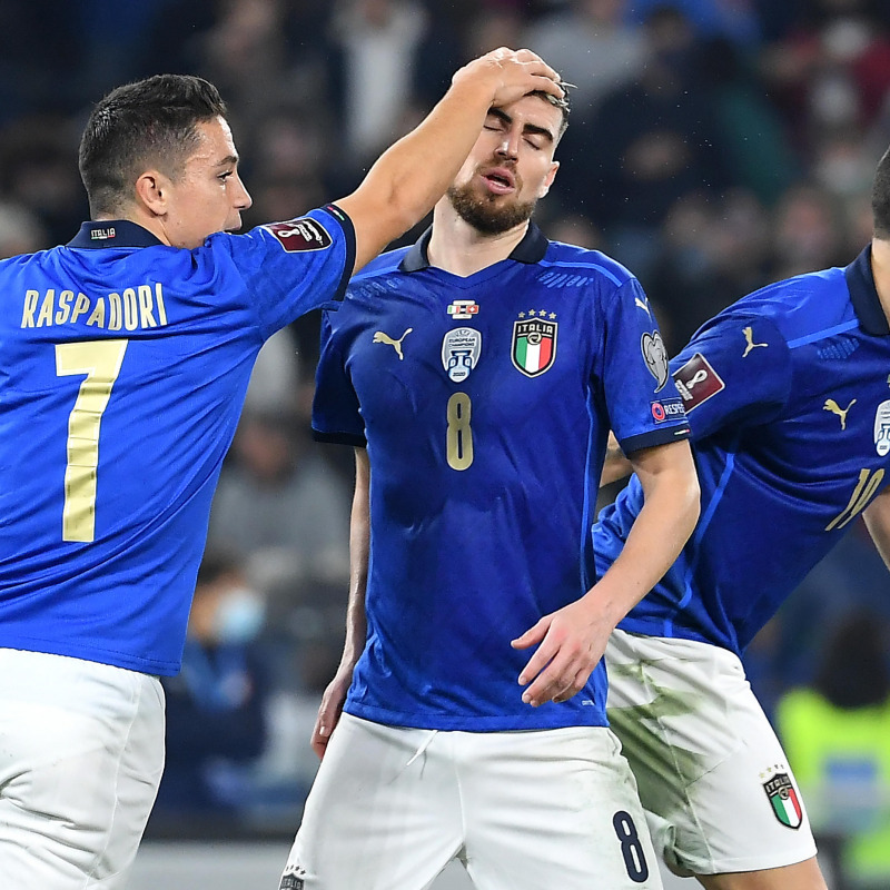 epa09579543 Italy's midfielder Jorge Luiz Frello Filho 'Jorginho' (L) misses to score from the penalty spot againt Switzerland's goalkeeper Yann Sommer during the 2022 FIFA World Cup European Qualifying Group C match between Italy and Switzerland at the Stadio Olimpico in Rome, Italy, 12 November 2021. EPA/JEAN-CHRISTOPHE BOTT