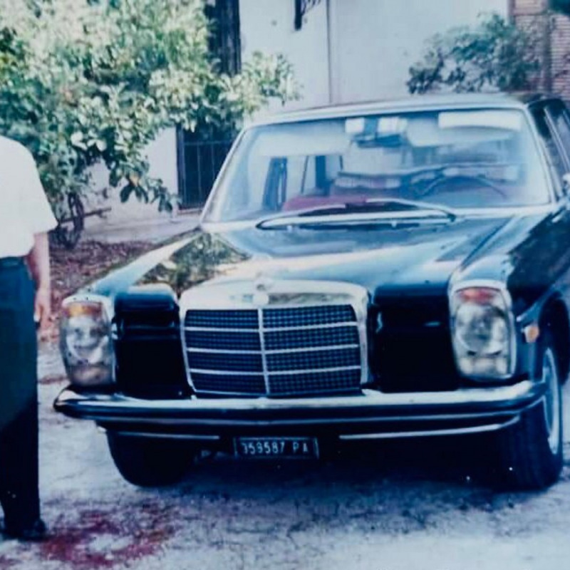 Leonardo Lauriano con la sua Mercedes d'epoca