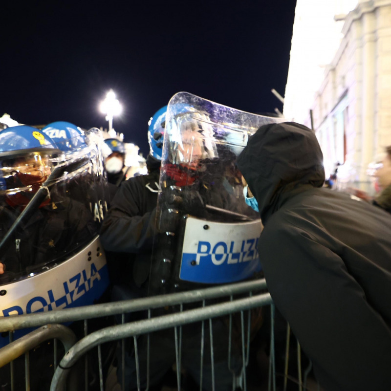 Un gruppo di circa 200 manifestanti respinto dalla polizia a Trieste