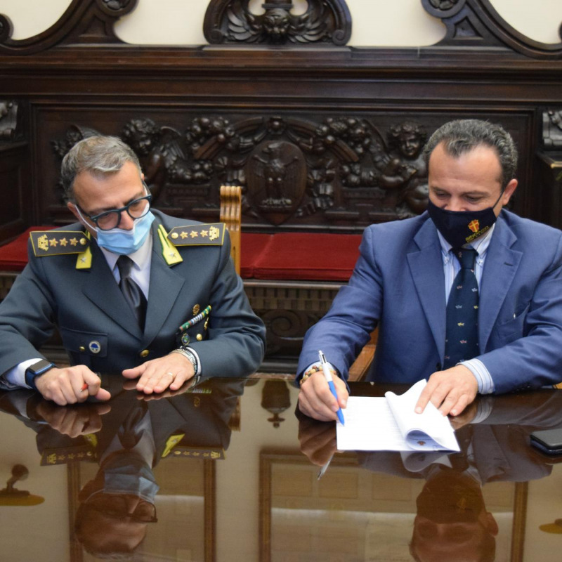 Il sindaco di Messina, Cateno De Luca, e il comandante provinciale della guardia di finanza, Gerardo Mastrodomenico, firmano il protocollo d'intesa