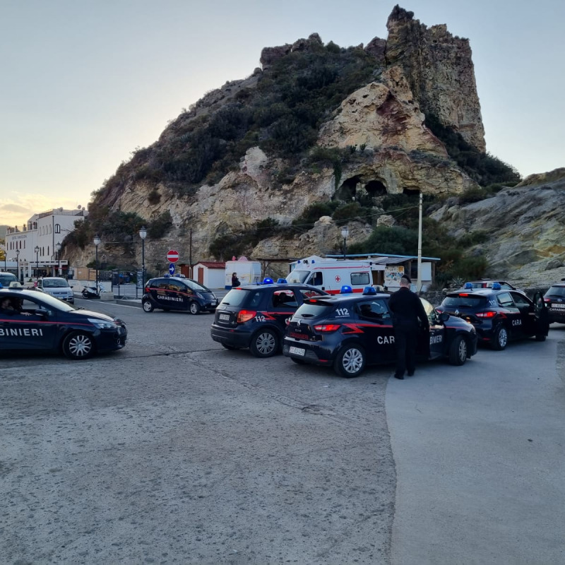 Seconda notte fuori da casa per le famiglie evacuate a Vulcano (foto Notiziarioeolie.it)