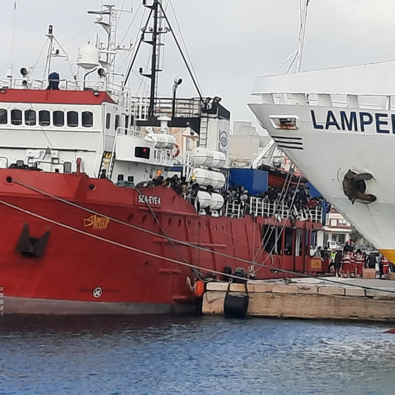La nave Sea Eye 4 con 847 migranti nel porto di Trapani