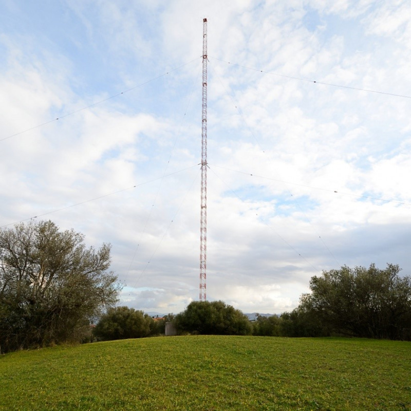 L'antenna Rai e il prato sulla collina di Sant'Anna, a Caltanissetta