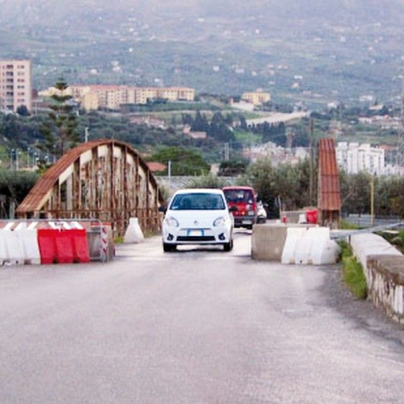 Una foto d'archivio del ponte San Leonardo