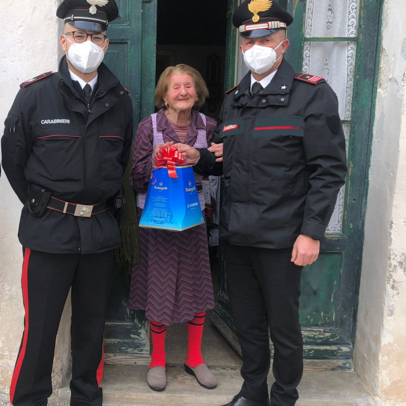 I carabinieri con Nonna Rosa, ultracentenario di Favignana