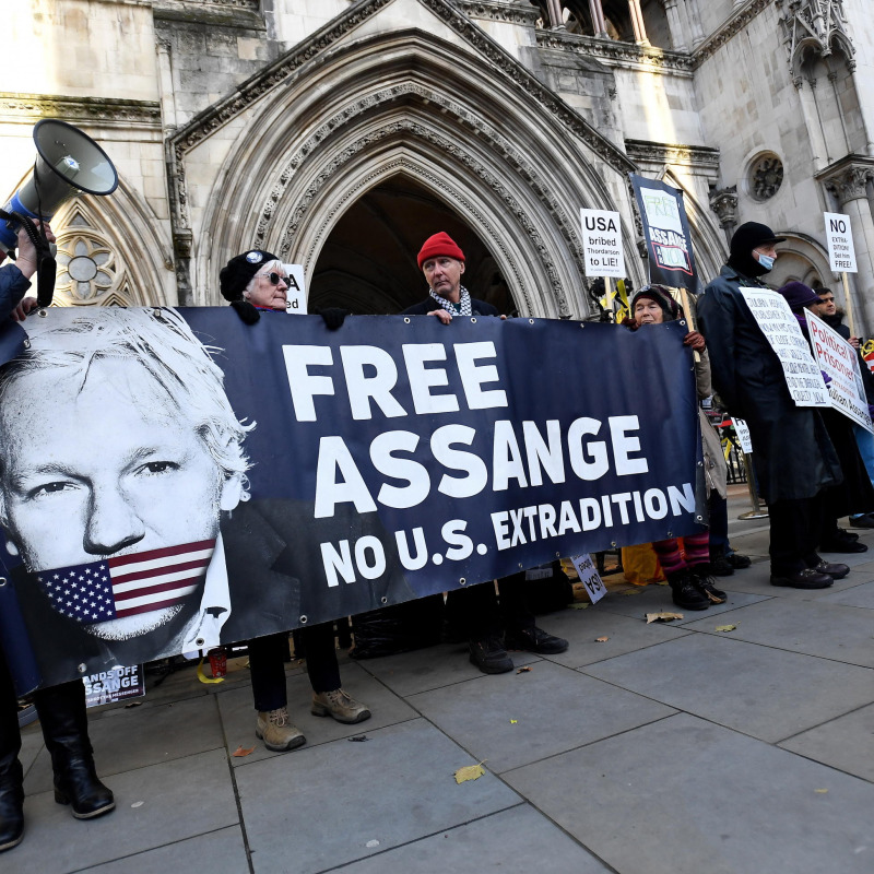 Le proteste contro il verdetto sfavorevole a Julian Assange